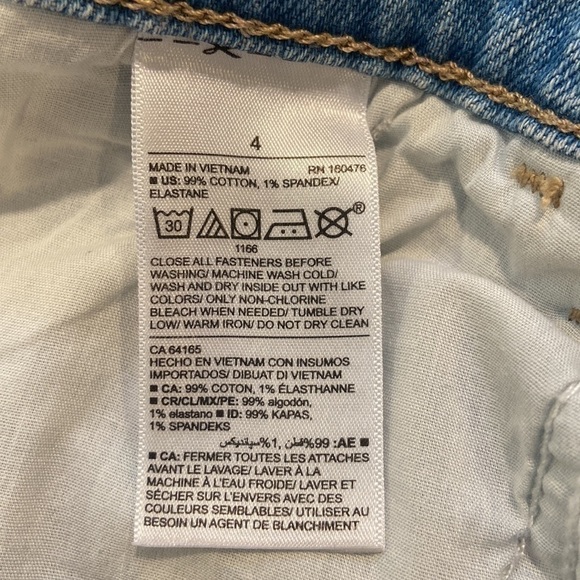 Old Navy Boyfriend Mid-Rise Denim Shorts - Picture 4 of 4